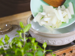 7、【冬瓜糖】童年夏日里的一块清凉甜香,两天后，把冬瓜条和糖水一起入锅，中火煮；