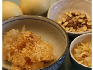 1、秋季养生润燥的【雪梨银耳润肺羹】,准备食材：洗净莲子、百合等等。