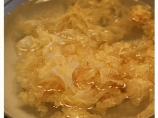 2、秋季养生润燥的【雪梨银耳润肺羹】,将银耳浸泡在清水中泡发去蒂。