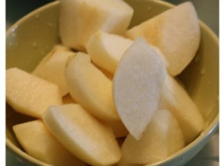 3、秋季养生润燥的【雪梨银耳润肺羹】,雪梨削皮切块。