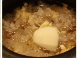 4、秋季养生润燥的【雪梨银耳润肺羹】,将所有食材洗净后放进汤锅中，加入1.5升水，大火煮沸后转中小火煮40分钟