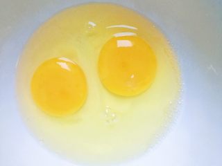 2、鲜虾豆腐蒸水蛋,食材处理：找个容器打入鸡蛋加入温水四小勺（普通的鸡蛋净重50g左右 所以需要兑水100g左右的水）