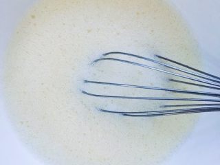 3、鲜虾豆腐蒸水蛋,开始抽打鸡蛋 俗话说“蛋打一百下”这样豆腐才会嫩 所以有力气的可以试试哦 会有很多细腻的泡沫 