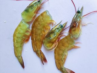 12、鲜虾豆腐蒸水蛋,这个时候就可以来处理虾了 把虾头和虾壳及虾线处理干净