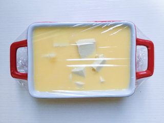 10、鲜虾豆腐蒸水蛋,覆盖上保鲜膜 （担心保鲜膜有害健康的也可以不盖保鲜膜哦 用浅盘也是一样的）