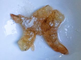 13、鲜虾豆腐蒸水蛋,处理好的虾加点盐搓几分钟后用水冲洗干净