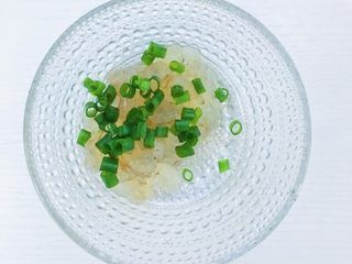 14、鲜虾豆腐蒸水蛋,把虾和香葱切成小末备用（大人食用的话就直接一整只 葱最后撒 宝宝食用的话就一起上锅蒸熟啦）