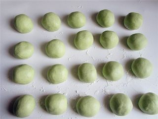 6、清明果,将绿色的团子分成大约50克左右的一个