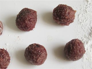 7、清明果,馅料控制在20-25克之间搓成一个小团备用