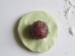 8、清明果,然后适量地包入豆沙，如果不会包的话，可以提前做好馅料放在冰箱冻硬后取出再包会很容易