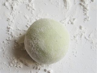 9、清明果,包成团后在澄粉上滚一下防粘