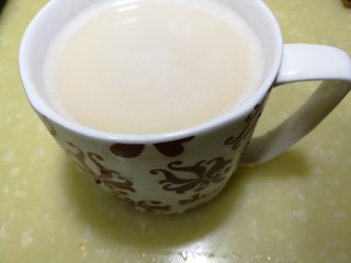 4、#秋味儿#祛痘健脾数莲藕,打成一杯莲藕汁。