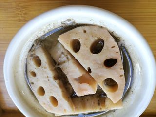 9、#秋味儿#祛痘健脾数莲藕,加入盐调味。