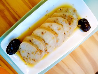 17、#秋味儿#祛痘健脾数莲藕,切片，装盘，浇上红糖蜂蜜桂花汁。