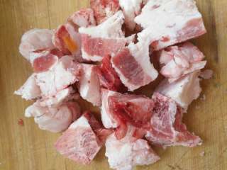 1、抓饭,羊肉切块，因为我家在新疆，羊肉都很新鲜，内地的宝宝不喜欢吃羊肉的宝宝可以换成牛肉