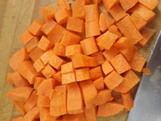 2、抓饭,胡萝卜切块