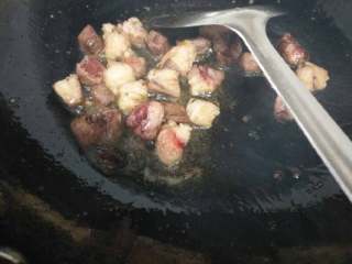4、抓饭,锅里放少许油，把肉块放进去炒