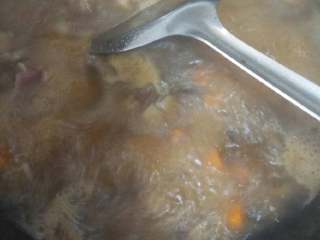 6、抓饭,加水，稍微多加些水，放些胡椒粉，尝一下汤，要咸一点，再咸一点，不要怕咸，就怕淡，不过也不要齁咸????