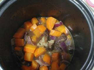 7、抓饭,稍微煮一下，入味了，把它倒到电饭锅里，要干的，捞完以后倒一点汤，跟菜差不多齐就可以了