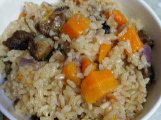 11、抓饭,蒸好以后菜和肉都在下面，搅拌一下，开吃