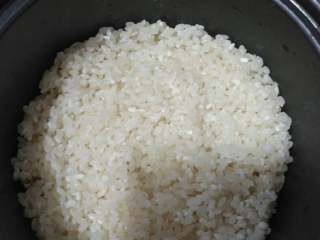 8、抓饭,把米淘好，铺到电饭煲里
