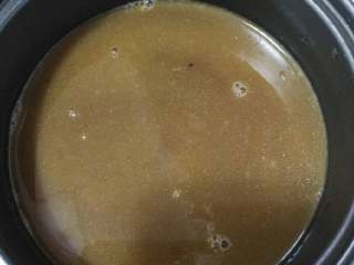 9、抓饭,放好，在把汤倒进去，比平时煮饭的时候水稍微少一些，因为汤是烫的，跟平时水一样的话就会太软了甚至稀了