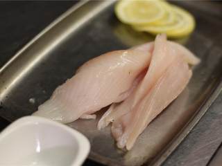 1、双色西葫芦烤龙利鱼,龙利鱼（200克）切成合适大小的块。