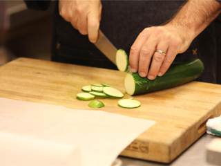 2、双色西葫芦烤龙利鱼,迷你土豆 ，甜椒 ，西葫芦 ，柠檬 ，绿西葫芦 都切配好。