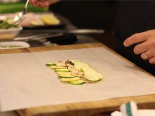 3、双色西葫芦烤龙利鱼,在烘焙纸上，放上一半量的切好的土豆，甜椒，黄色和绿色西葫芦和柠檬，撒上犹太盐 ，现磨黑胡椒粉 调味；再取一张烘焙纸如法炮制，每张纸是一人份的量。