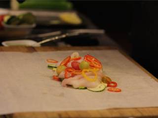 5、双色西葫芦烤龙利鱼,盖上阿根廷柠檬辣酱 或者香草油。