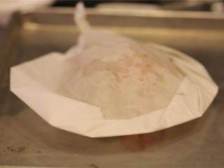 7、双色西葫芦烤龙利鱼,把纸包排列在烤盘上，烤到鱼肉熟透，大约需要12分钟，根据鱼肉的厚度而定。