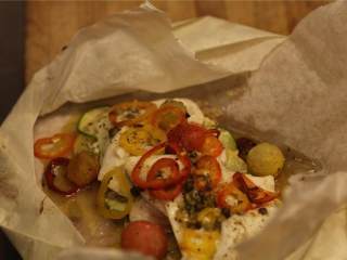 8、双色西葫芦烤龙利鱼,吃的时候，把纸包剪开，然后把纸包放在盘子上，就可以上桌了。