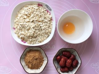 1、红枣燕麦饼干#家有烤箱#,准备好所需食材：燕麦我选的是即食燕麦片。