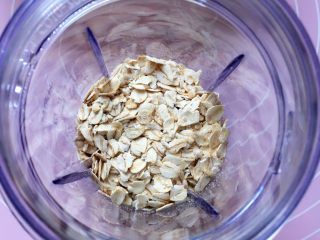 5、红枣燕麦饼干#家有烤箱#,将燕麦片倒入干磨杯中