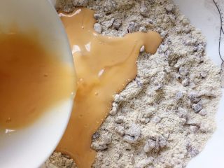 10、红枣燕麦饼干#家有烤箱#,倒入打散的蛋液