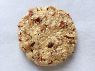 13、红枣燕麦饼干#家有烤箱#,然后放在铺有油纸的烤盘里，压扁（喜欢口感软一些的就压得厚一点，喜欢口感脆一点的就压扁一点）。