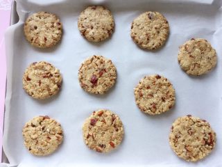 14、红枣燕麦饼干#家有烤箱#,依法做好燕麦饼坯，在烤盘里摆放好