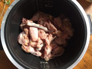 9、花胶炖鸽滋补汤,然后倒入电饭煲内胆中