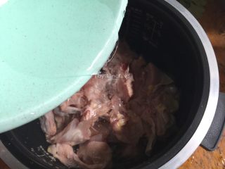 10、花胶炖鸽滋补汤,加入适量清水