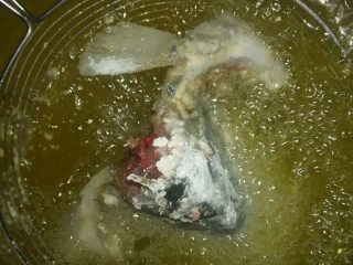 8、鸿运松鼠桂鱼,8.鱼头也裹上蛋清酒，拍粉炸干，捞出摆盘