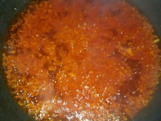 11、鸿运松鼠桂鱼,11.下番茄小火炒一分钟，下白醋，白糖，鸡粉炒一分钟