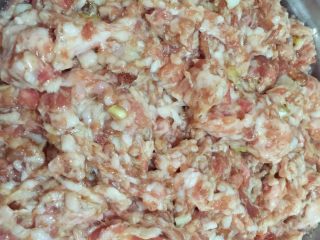 2、肉龙,猪肉馅加入葱末，姜末，酱油，鸡精，油，盐，花椒水（花椒粒用温水浸泡十五分钟过滤掉花椒粒留水，）打入两个鸡蛋清，滴入香油，顺时针搅拌均匀