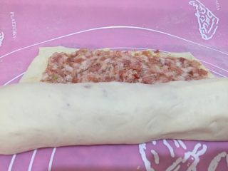 5、肉龙,从长方形的宽边卷起，尽量卷紧