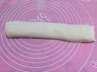 6、肉龙,如图卷成一个长条，肉龙就做好了