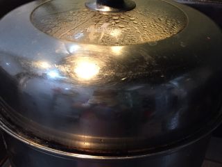 7、肉龙,如图蒸帘刷油或铺屉布水开放入肉龙，蒸15-20分钟