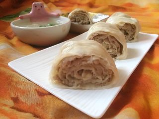 8、肉龙,如图蒸好的肉龙切成小块，装盘开吃。皮薄馅大，美味无法抵挡。