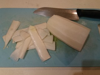 1、懒人料理+蘿蔔皮的應用,白蘿蔔削下的皮別丟!切絲!