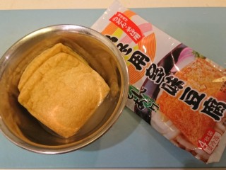 2、懒人料理+蘿蔔皮的應用,這包裝有調味,把湯汁擠了留下。