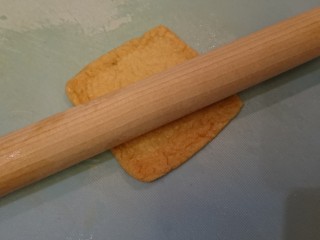 3、懒人料理+蘿蔔皮的應用,豆皮用筷子或擀面棍擀一下,上下面剝開,切絲。