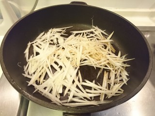 6、懒人料理+蘿蔔皮的應用,白蘿蔔絲先下去,拌炒開即可。